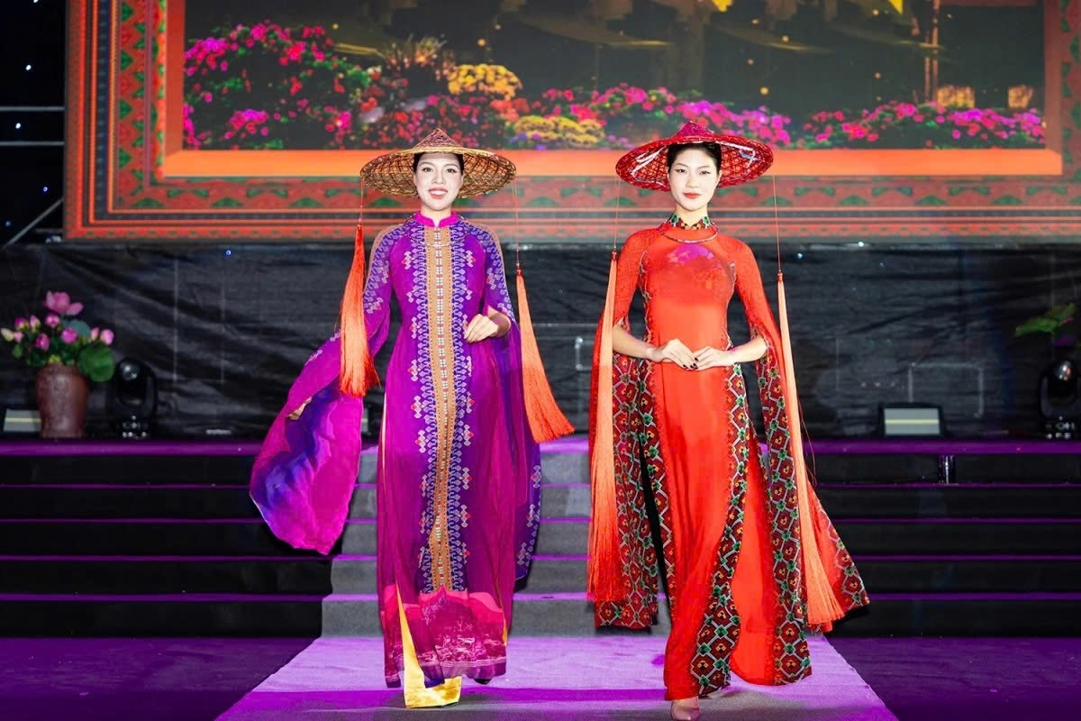 Ethnic designer showcases heritage at Hanoi Tourism Ao Dai Festival
